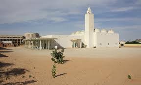 مخمور يهاجم المصلين أثناء صلاة الصبح بمسجد الزاوية فى (…)