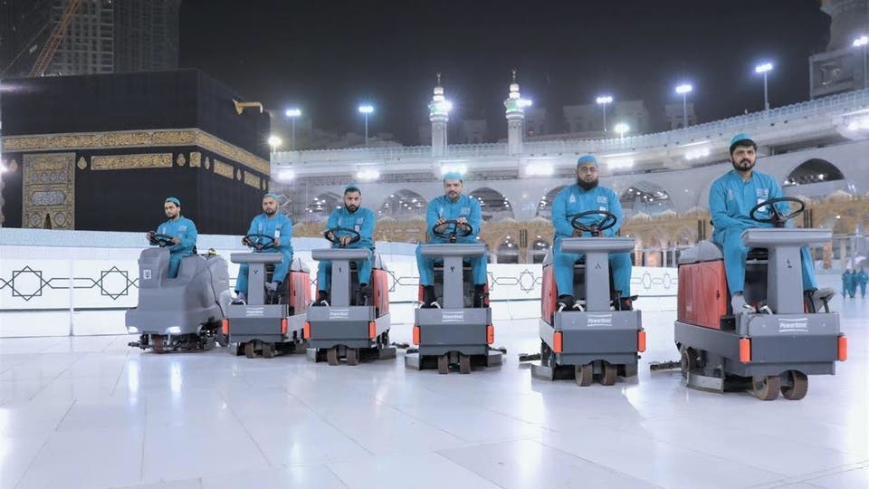 هكذا يتم غسل صحن المطاف وتعقيمه يومياً في بيت الله (…)