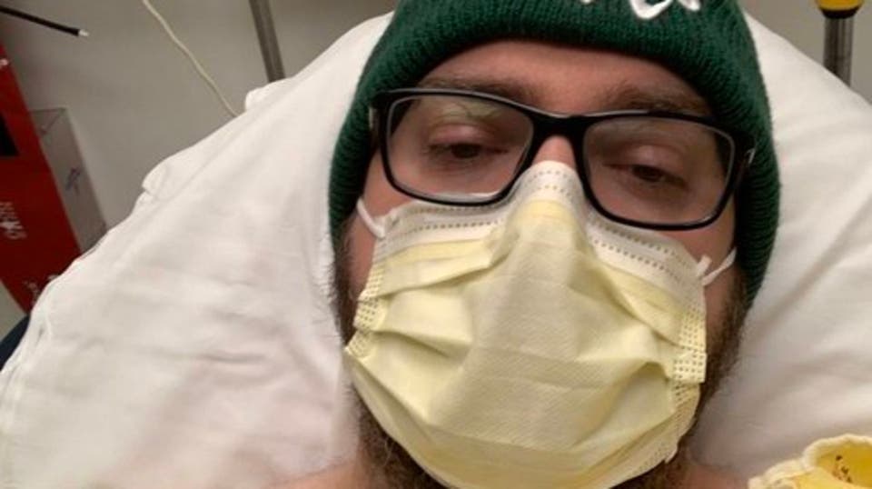 مصاب بكورونا يوثق ألمه ويقول: انهرت ودموعي تفيض(صورة)