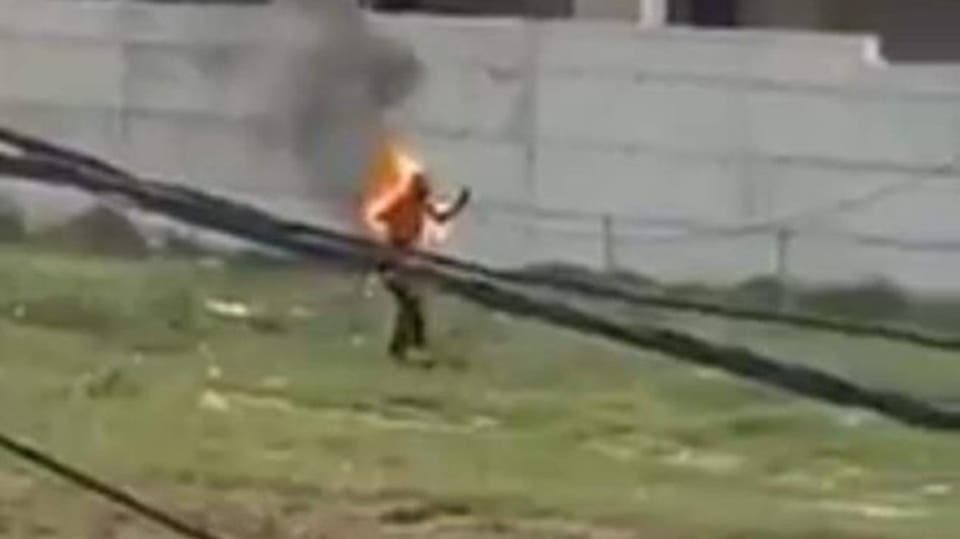 طفل يروي مشهد مروع لوالده والنار تلتهمه(صورة)
