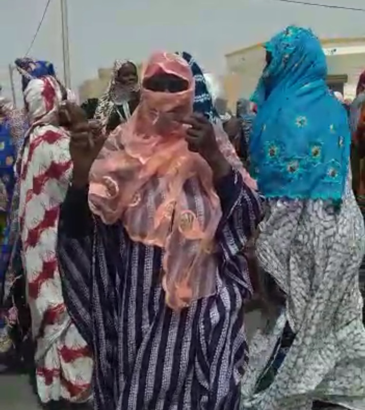 مجموعة من النساء يتظاهرن في الميناء: 