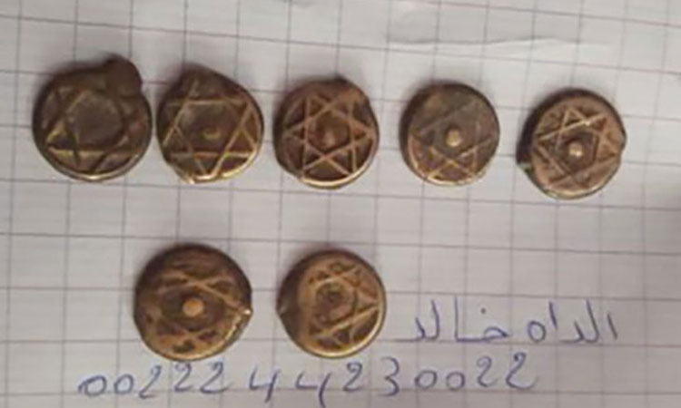 منقب موريتاني يعثر على قطع نقدية يهودية قديمة