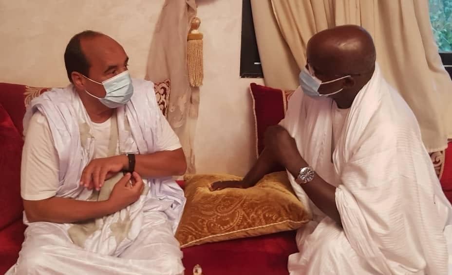 عاجل: السعد ولد لوليد يزور ولد عبد العزيز في منزله(صورة)