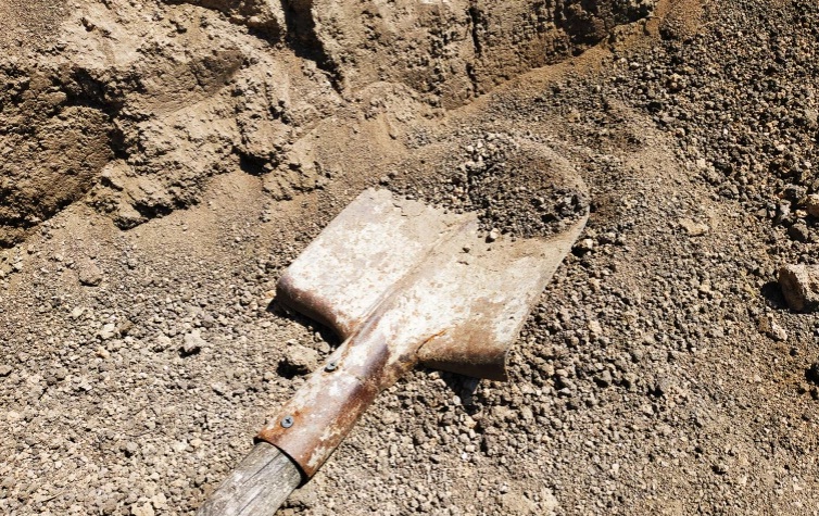 اكتشاف قبر سيدة عمره 16 قرنا مكسوا بالحرير والذهب