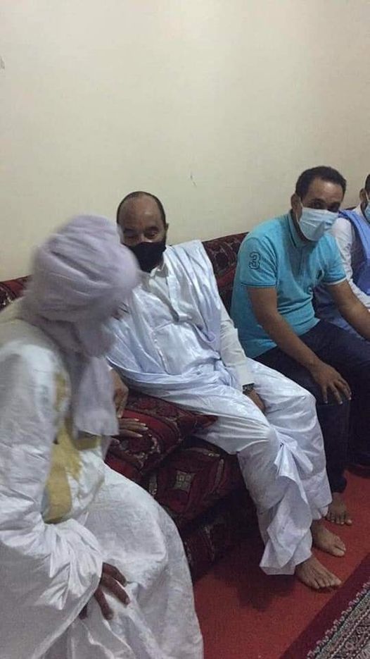 صور من الرئيس السابق ولد عبد العزيز أثناء تعزيته لأسرة&nbsp;(…)