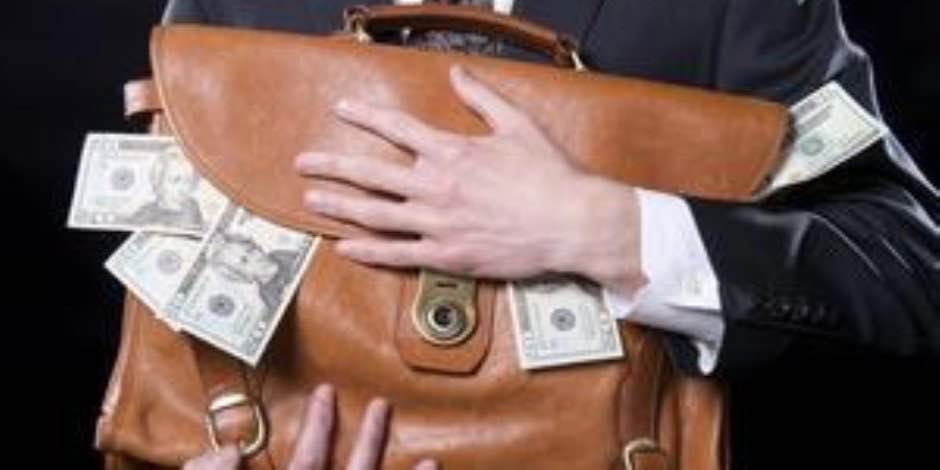 وزير سابق: الحديث اليوم يجب أن ينصبّ على ما نُهب من مال&nbsp;(…)