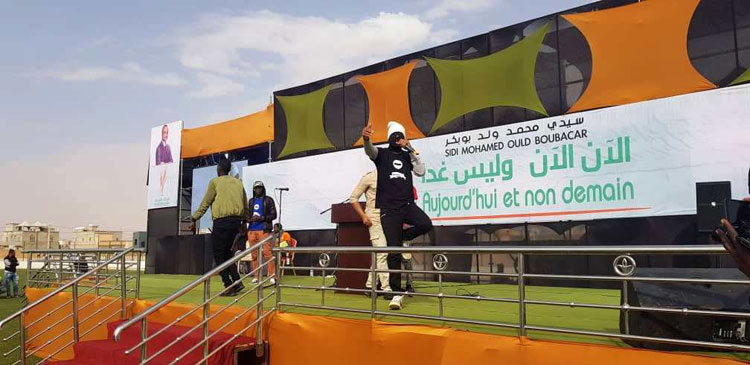 فرق من مغني الراب في موريتاني تغني قبل انطلاقة مهرجان (…)