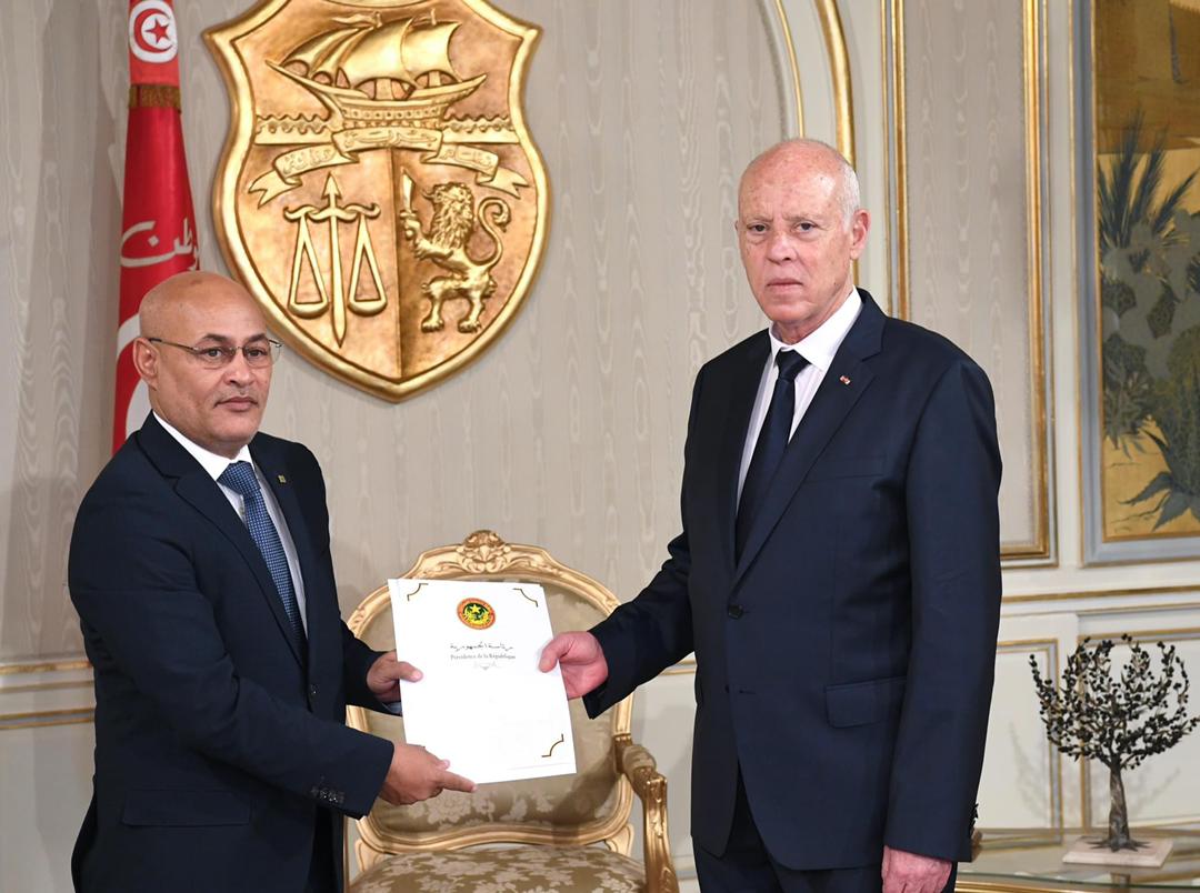 وزير الثقافة الموريتاني يسلم الرئيس التونسي قيس سعيد (…)