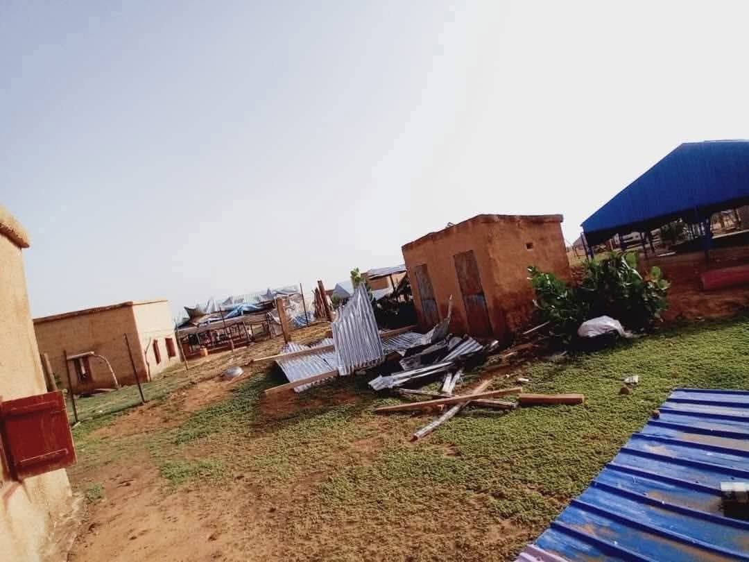 عاصفة قوية تخلف ثلاثة ضحايا وعددًا من الجرحى في قرية&nbsp;(…)