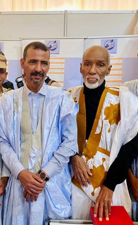 وزير الثقافة يزور جناح منتدى الفائزين بجائزة شنقيط